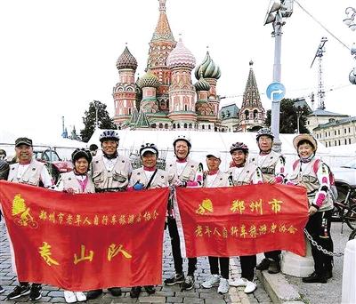 郑州退休老人骑游俄罗斯  自行车上插中国国旗