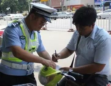 男子骑电单车违规  被罚2000块  不交钱影响征信