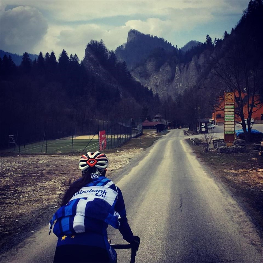 波兰历史上最成功的女车手，年仅22岁的涅薇雅多玛