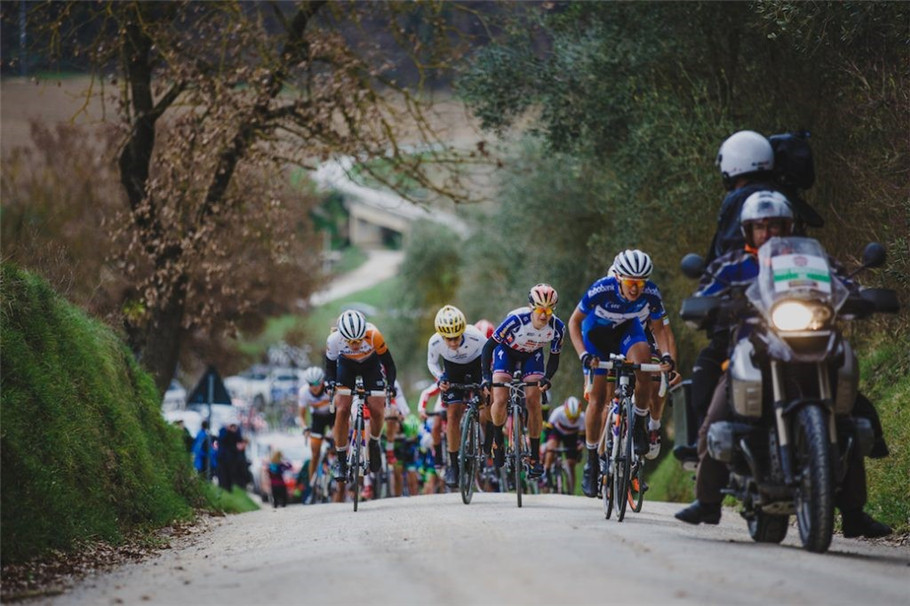波兰历史上最成功的女车手，年仅22岁的涅薇雅多玛