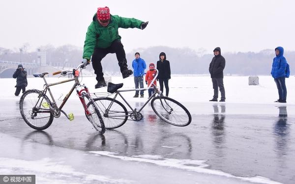 会玩!长春55岁大叔冰面上演“自行车飞人”