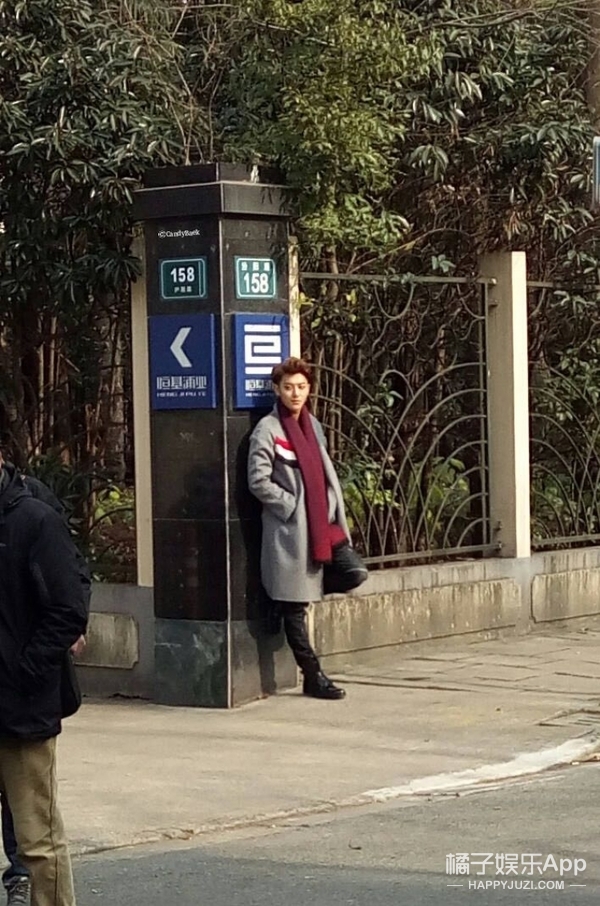 《谈判官》路透黄子韬单车耍帅  怎么有种校园偶像剧既视感