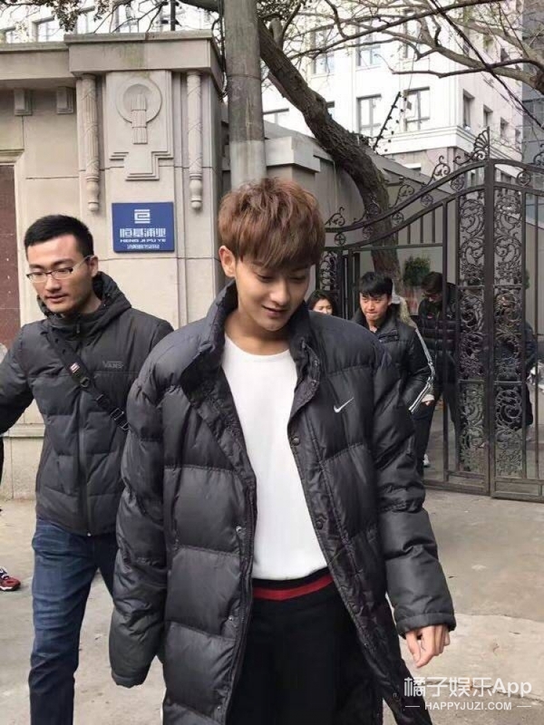 《谈判官》路透黄子韬单车耍帅  怎么有种校园偶像剧既视感