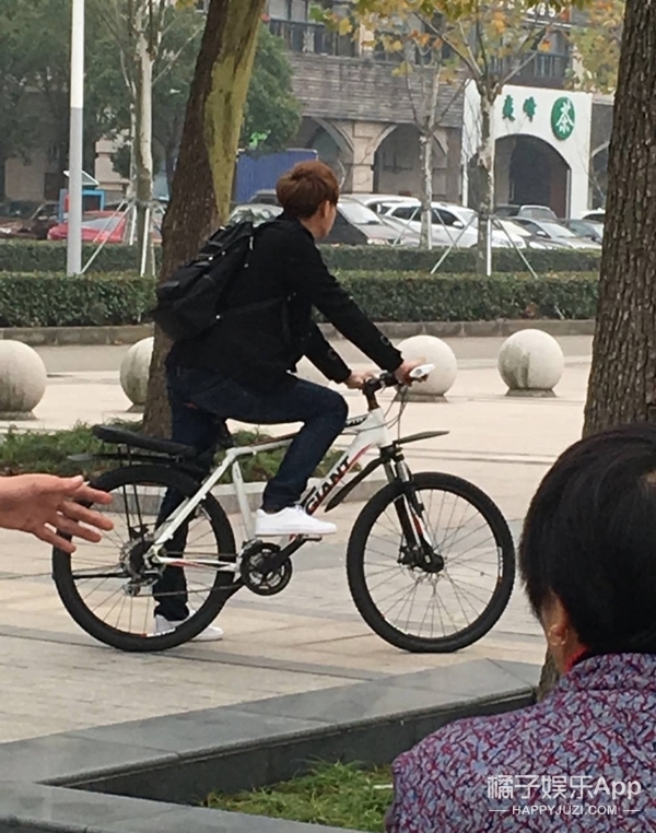 《谈判官》路透黄子韬单车耍帅  怎么有种校园偶像剧既视感