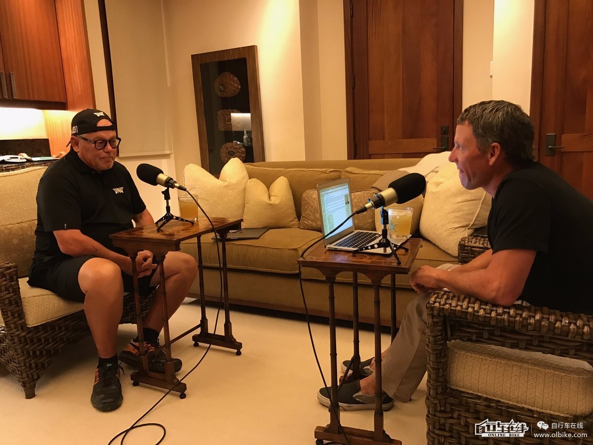 和小鲜肉约骑，“过气车手”阿姆斯特朗谈笑风生中
