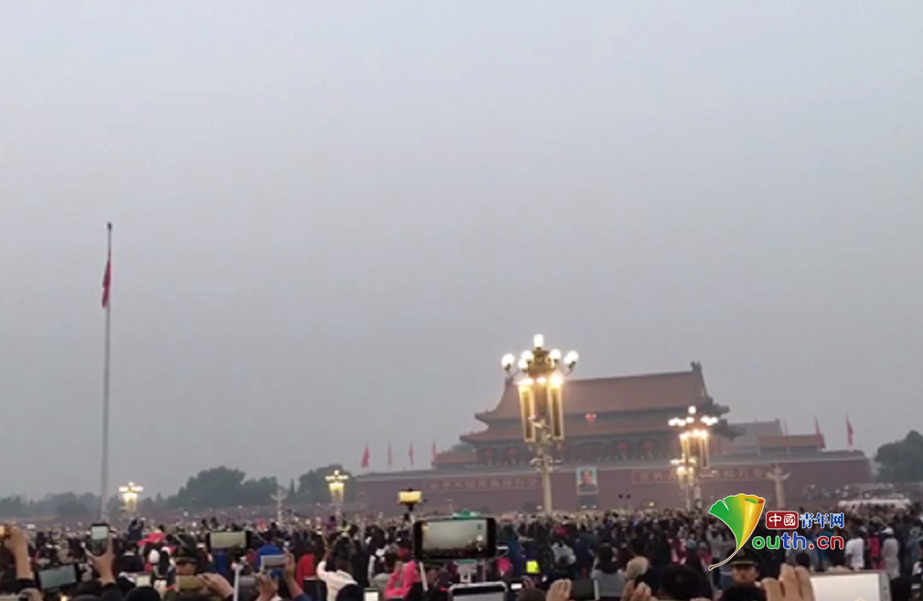 为了国庆在天安门看升旗 他们骑行穿越北京城还通了宵