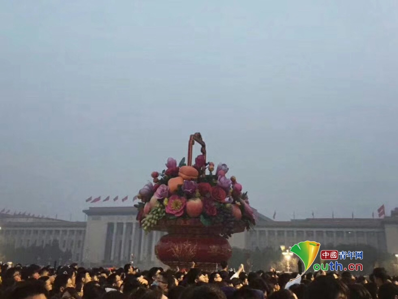 为了国庆在天安门看升旗 他们骑行穿越北京城还通了宵