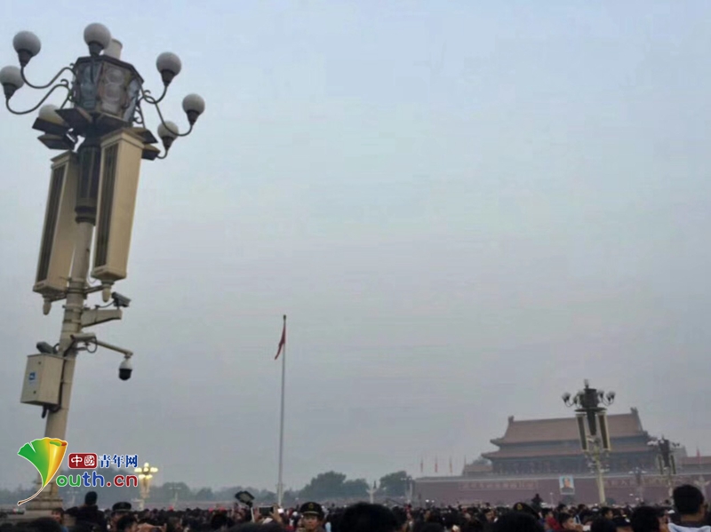 为了国庆在天安门看升旗 他们骑行穿越北京城还通了宵