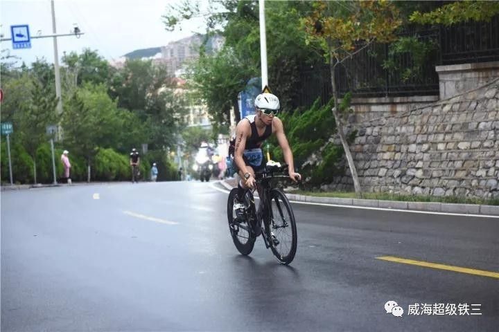 雨中竞技！最难最虐威海超级铁三 法国选手独揽10万大奖