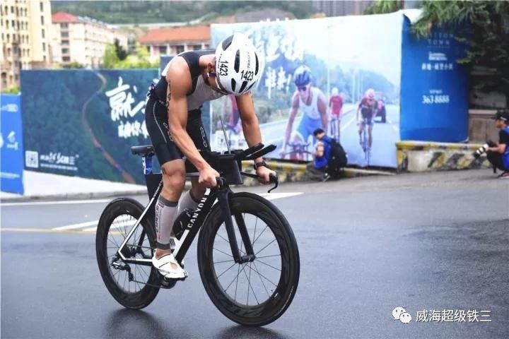 雨中竞技！最难最虐威海超级铁三 法国选手独揽10万大奖