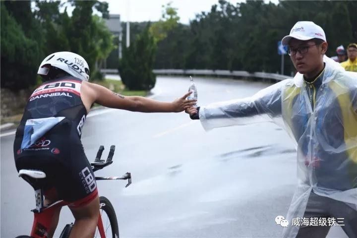 雨中竞技！最难最虐威海超级铁三 法国选手独揽10万大奖