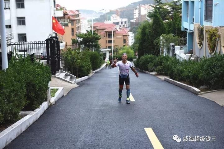 雨中竞技！最难最虐威海超级铁三 法国选手独揽10万大奖