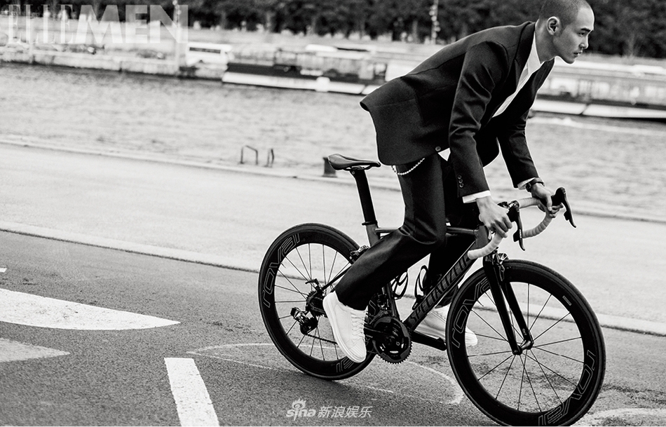 阮经天光头造型型格不减 骑行漫步撩力爆表