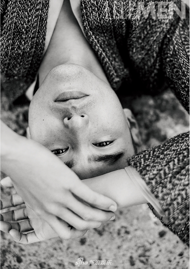 阮经天光头造型型格不减 骑行漫步撩力爆表