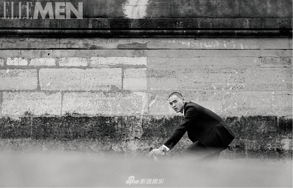 阮经天光头造型型格不减 骑行漫步撩力爆表