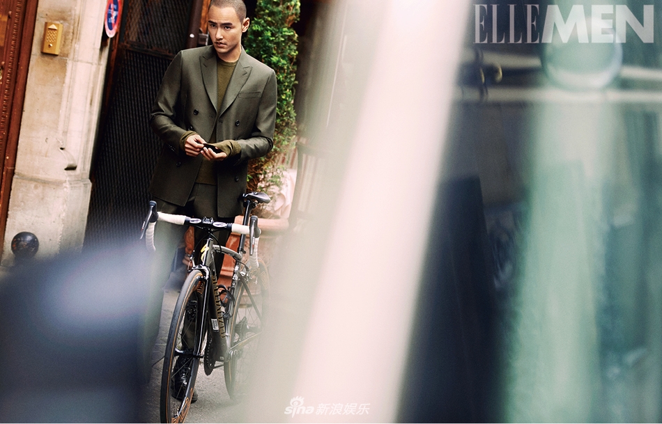阮经天光头造型型格不减 骑行漫步撩力爆表