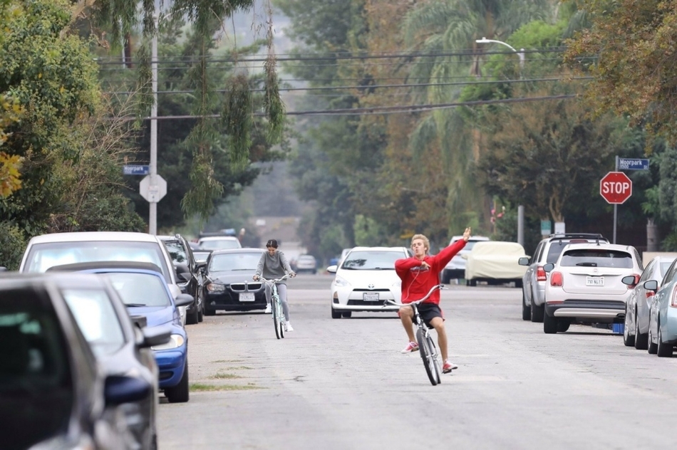 单车助复合？比伯赛琳娜骑自行车约会好甜蜜