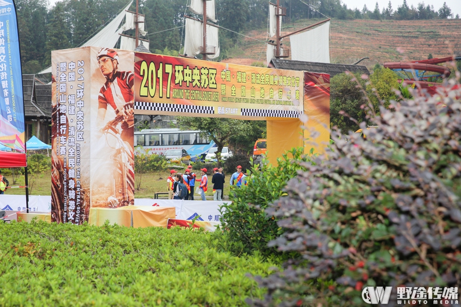 风展红旗如画  环中央苏区清流全国山地赛硝烟起
