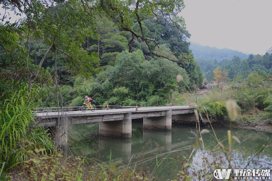 风展红旗如画  环中央苏区清流全国山地赛硝烟起