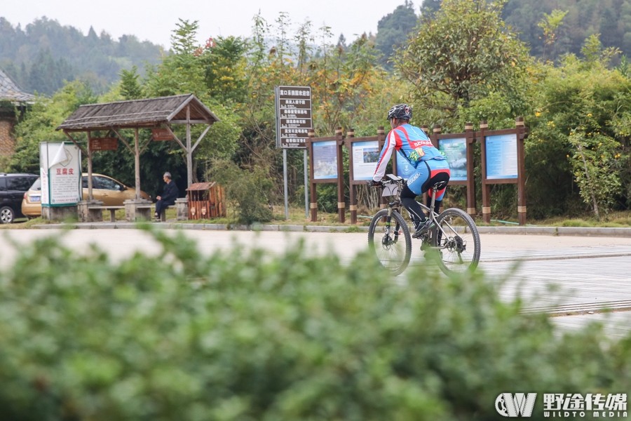 风展红旗如画  环中央苏区清流全国山地赛硝烟起