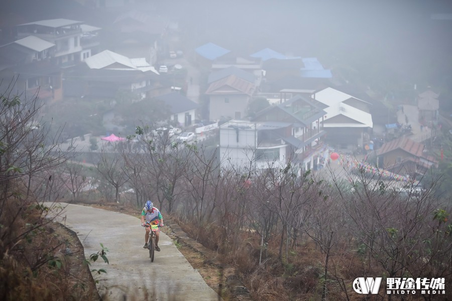 雨雾中的高石酣战 环中央苏区收官站在华安顺利落幕