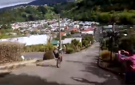 新西兰自行车手上演独轮高速下陡坡特技