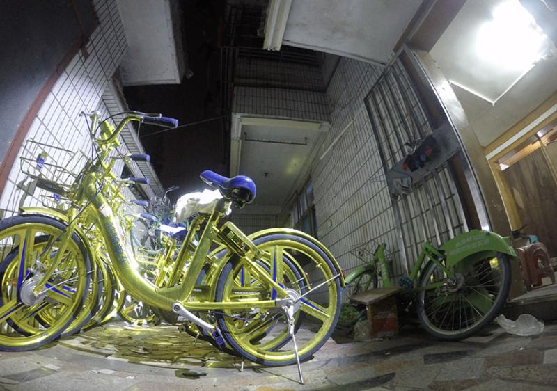 “土豪金单车”倒闭后续：90后员工蜗居库房 等讨工资