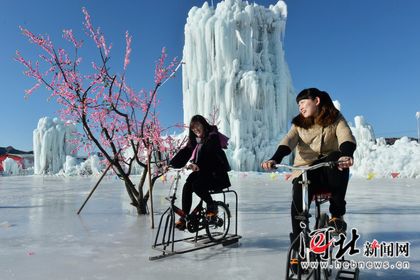 承德游客在冰雪乐园体验冰上自行车