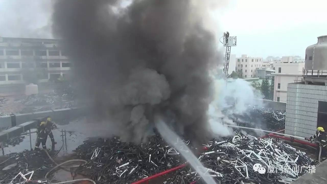 厦门杏林一自行车厂顶楼突然起火  大堆碳纤维材料车架烧成废品