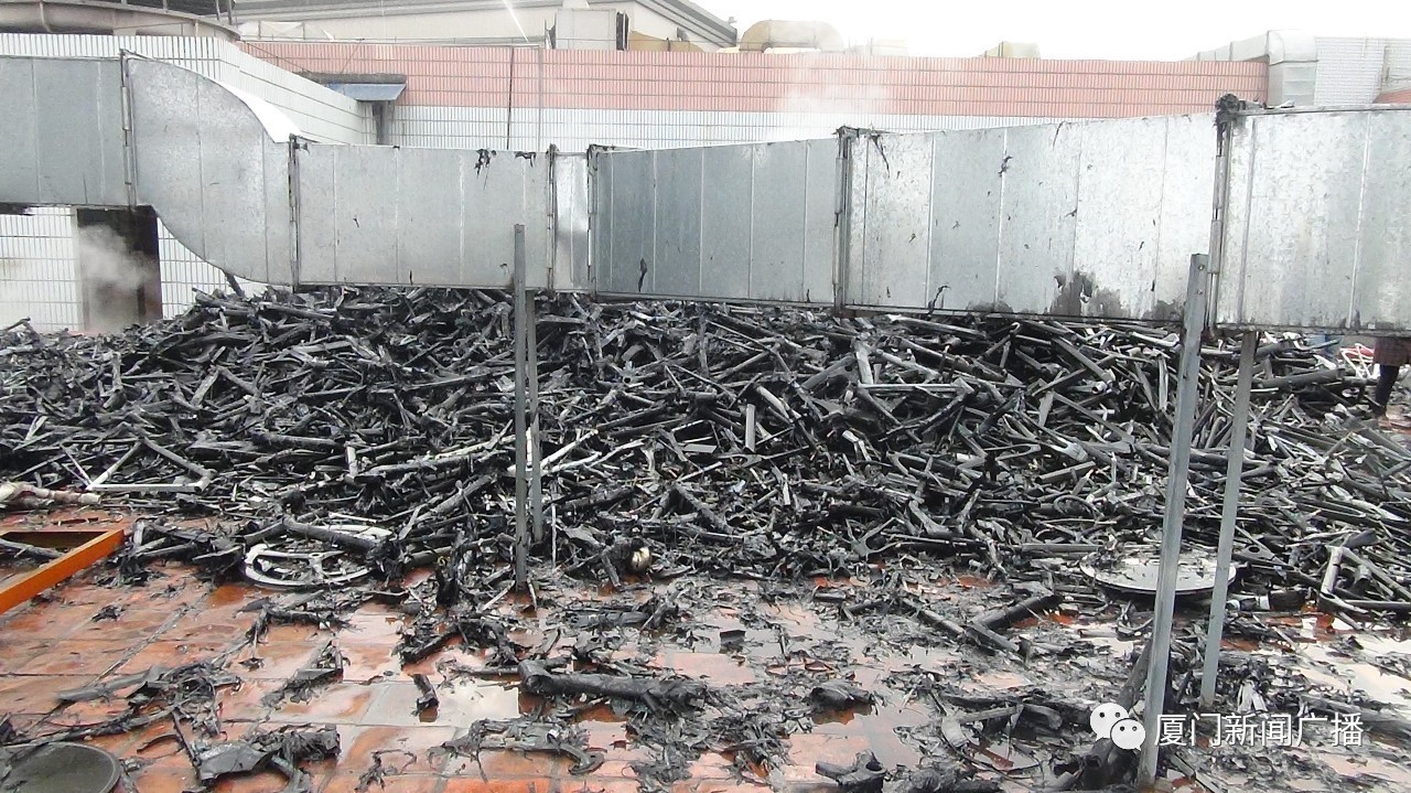 厦门杏林一自行车厂顶楼突然起火  大堆碳纤维材料车架烧成废品