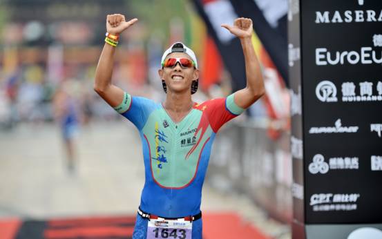 铁人巴斯：与职业运动员不同，业余选手多是靠兴趣支撑