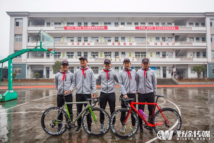 森地客鑫元鴻車隊走進校園 胡浩：你們要堅持自己的夢想！
