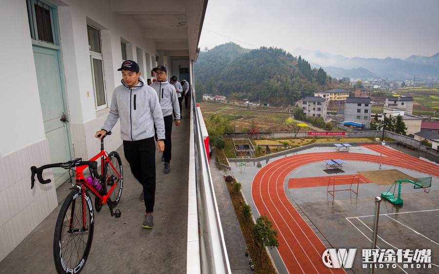 森地客鑫元鸿车队走进校园 胡浩：你们要坚持自己的梦想！