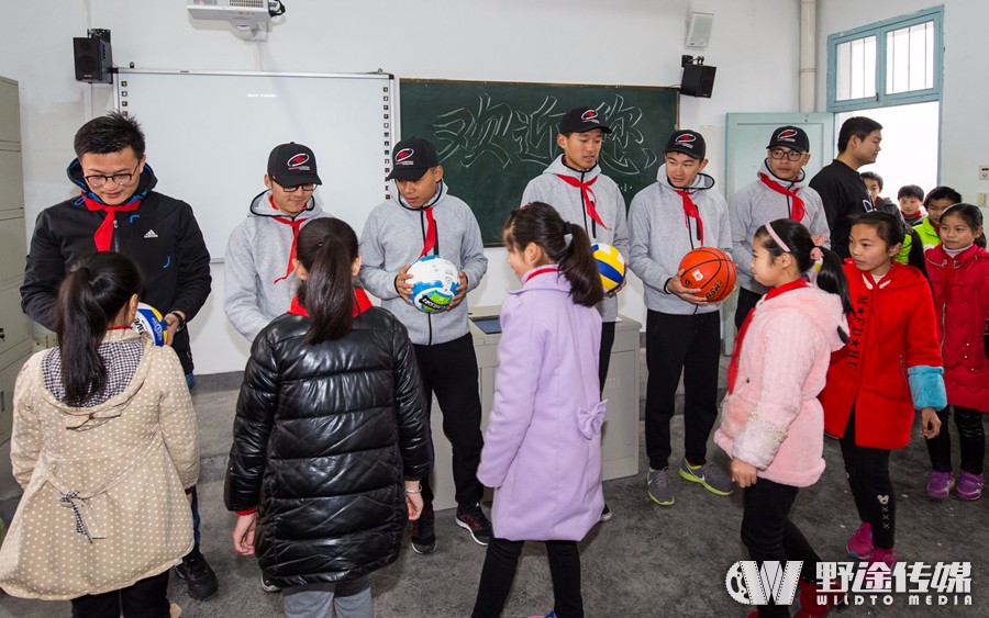 森地客鑫元鸿车队走进校园 胡浩：你们要坚持自己的梦想！