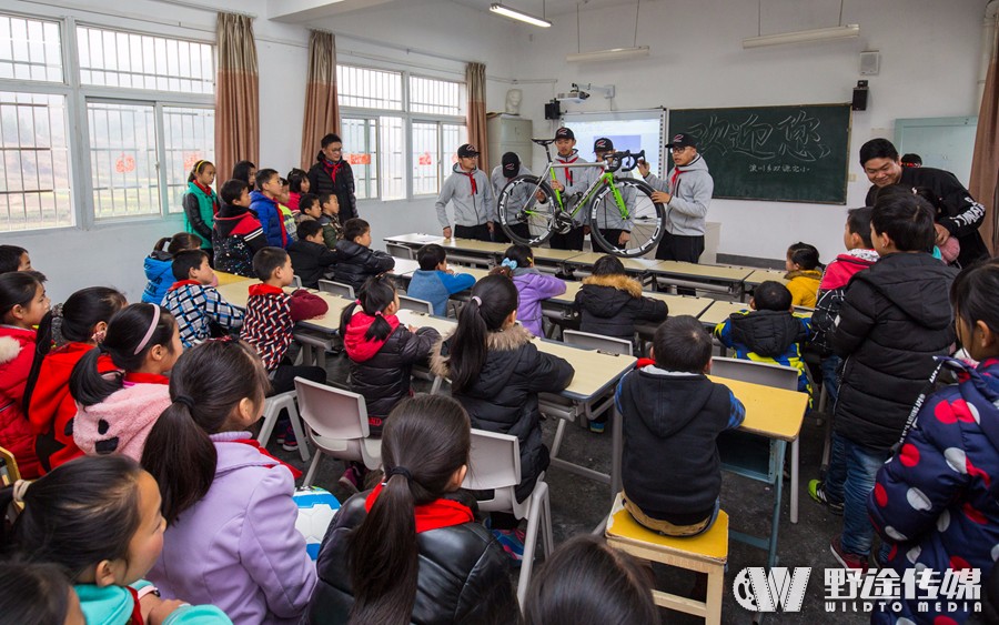 森地客鑫元鸿车队走进校园 胡浩：你们要坚持自己的梦想！