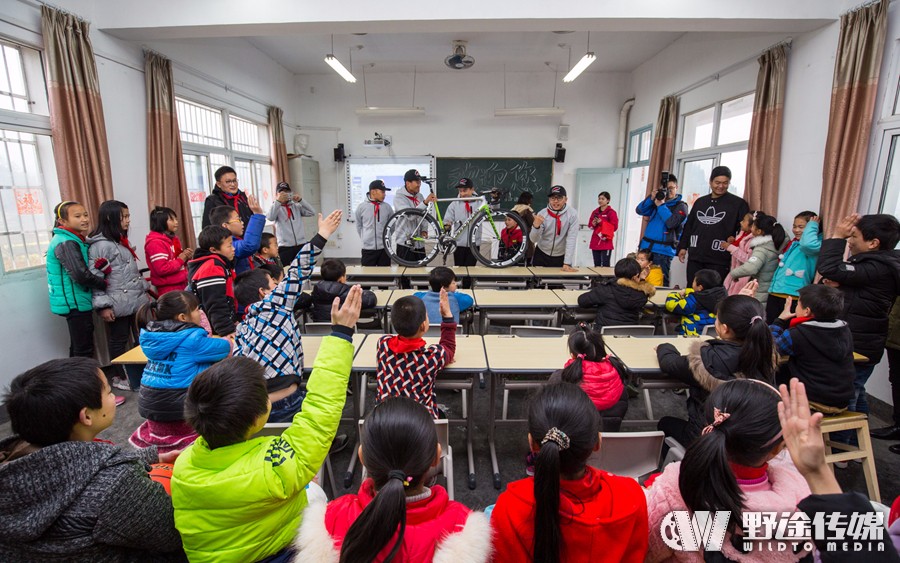 森地客鑫元鸿车队走进校园 胡浩：你们要坚持自己的梦想！