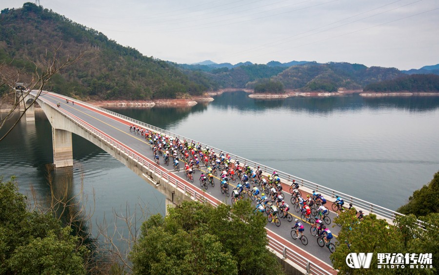 中自联千岛湖站次日 胡浩大团冲刺中获胜，仇红霞穿着板鞋突围夺冠