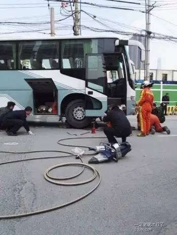 10岁男孩骑共享单车  遭大巴碾压身亡