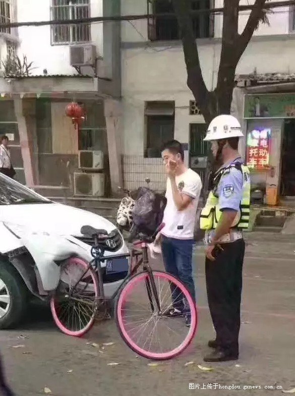 太蹊跷了！自行车竟撞凹小轿车，驾驶人毫发无损！