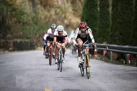 爬坡让人着迷 但也要学会节省体力！