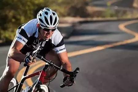 爬坡让人着迷 但也要学会节省体力！