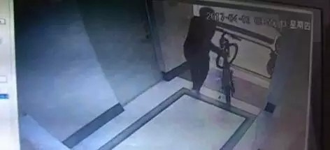 沈阳一女士为防盗天天扛自行车上17楼  最后还是被偷了
