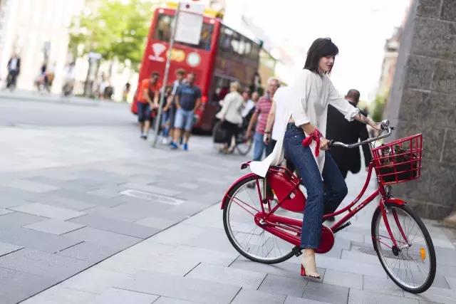 你和It girl之间 差的可能就是一台单车