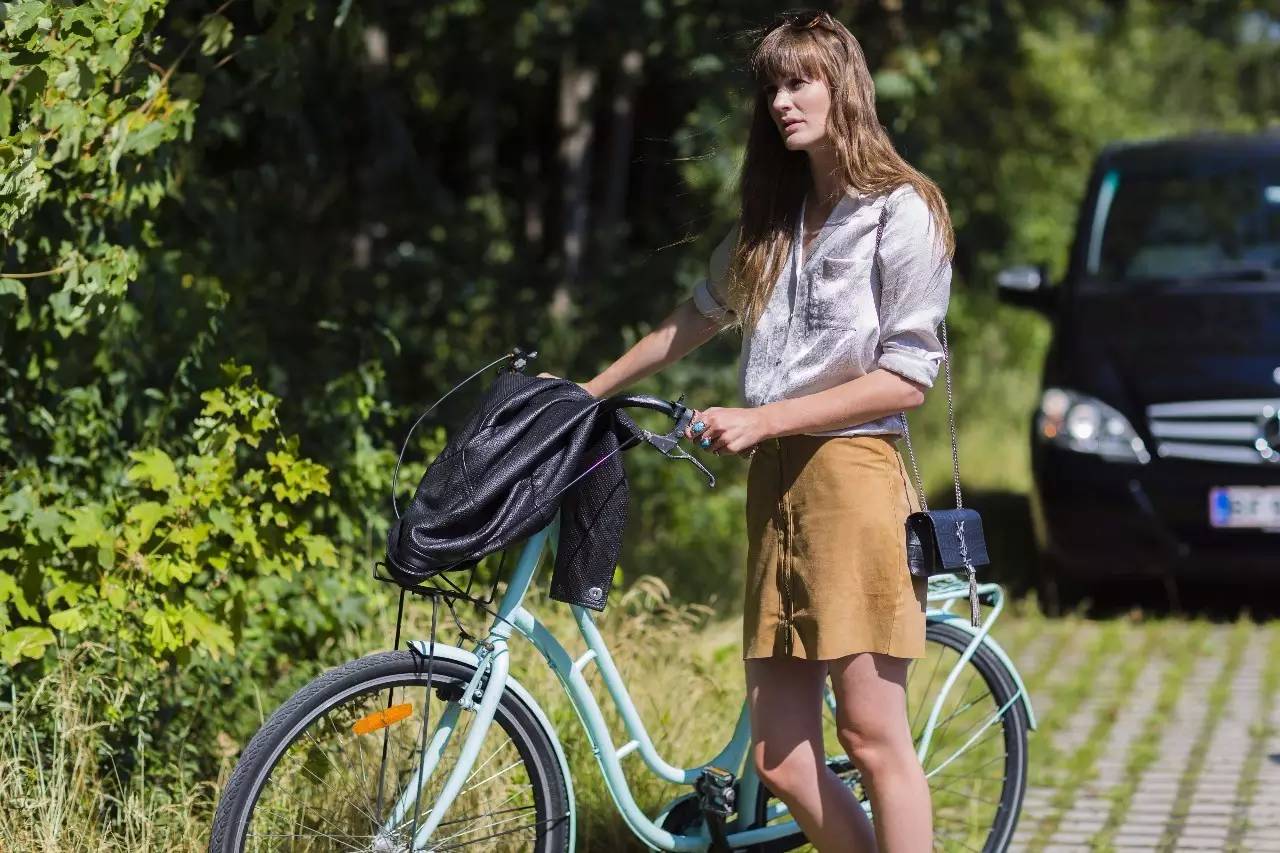 你和It girl之间 差的可能就是一台单车