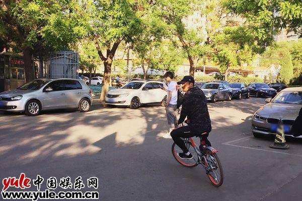 吴京蹬共享单车出行 环保生活获路人点赞