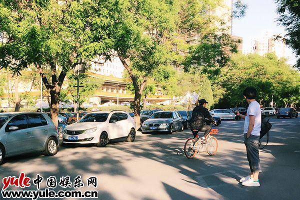 吴京蹬共享单车出行 环保生活获路人点赞