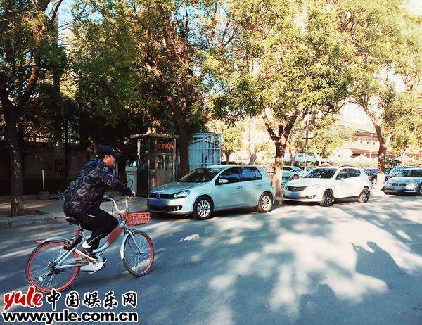 吴京蹬共享单车出行 环保生活获路人点赞