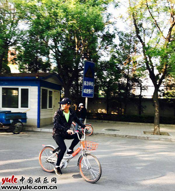 吴京蹬共享单车出行 环保生活获路人点赞