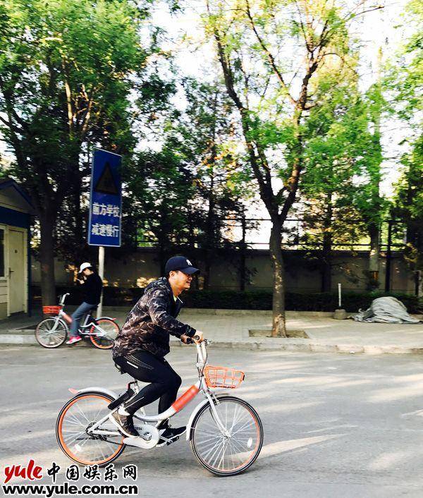 吴京蹬共享单车出行 环保生活获路人点赞
