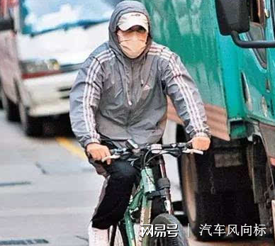 身价上亿，不爱宝马豪车，独爱自行车，星爷比窦唯还低调